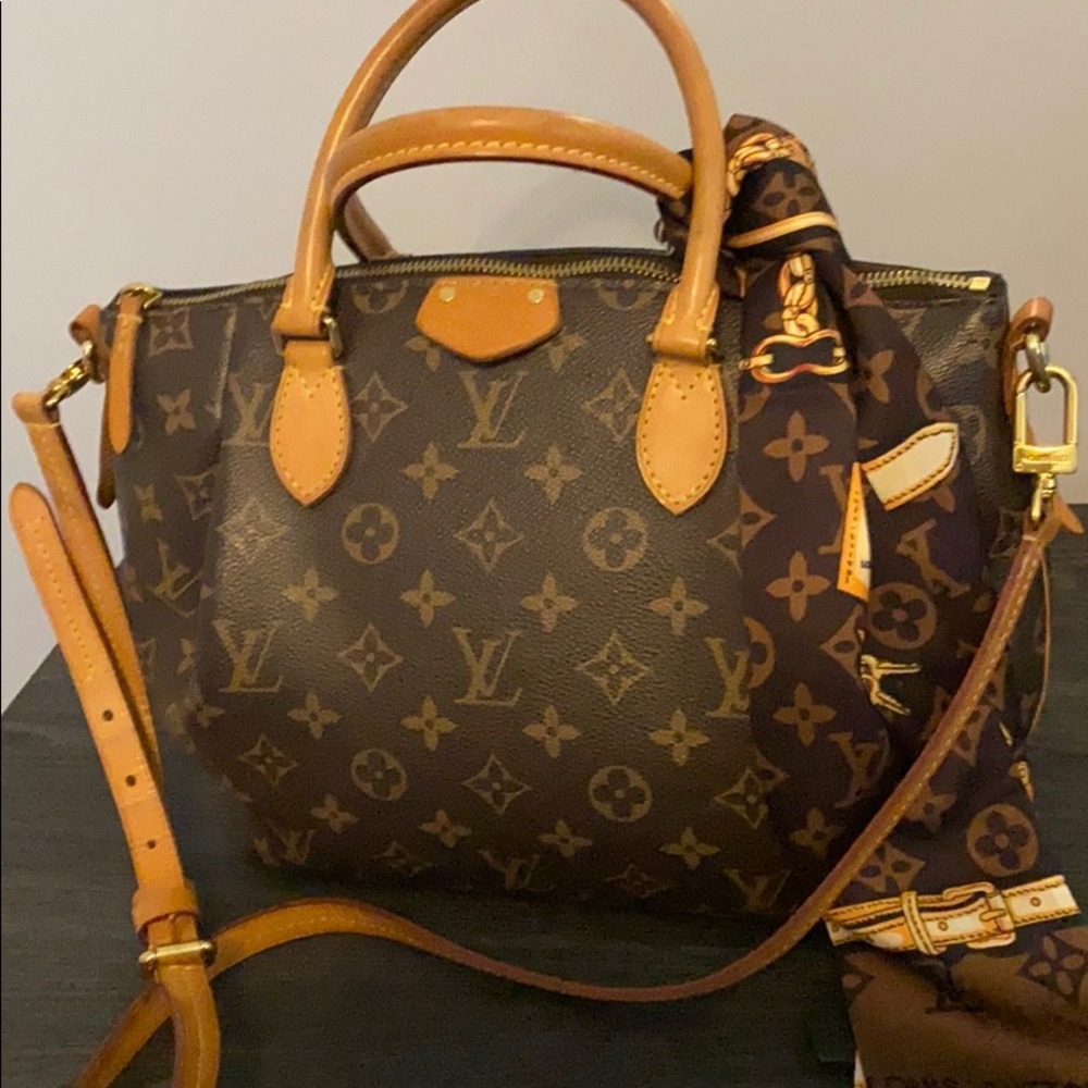 Eye catching 💓LV crossbody💓 - Picture 4 of 16